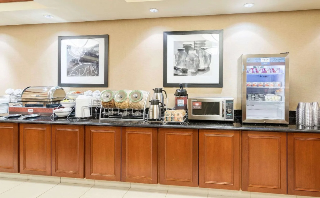 Comfort Inn & Suites Newark - Wilmington