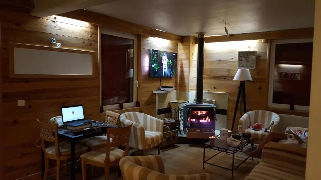 Dans un village savoyard a 1000m daltitude bel appartement spacieux de140m2 avec vue magnifique sur la montagne