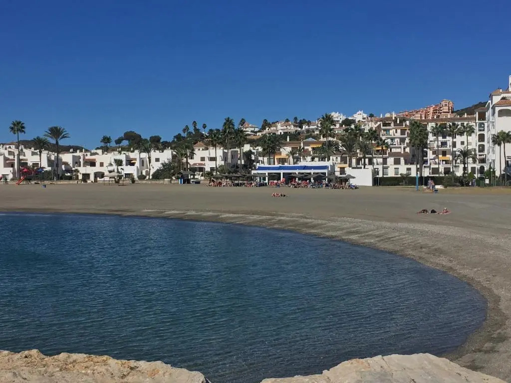 2239-Lovely 2 bedrooms with pool and paddle court
