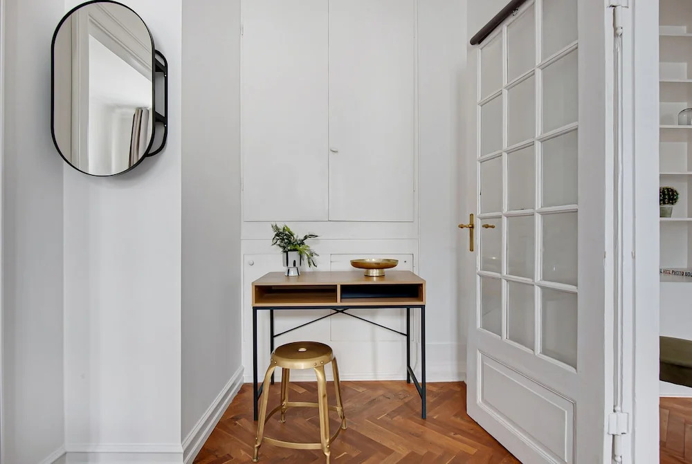 Square - Spacious 6-bdr Apt Near Nyhavn