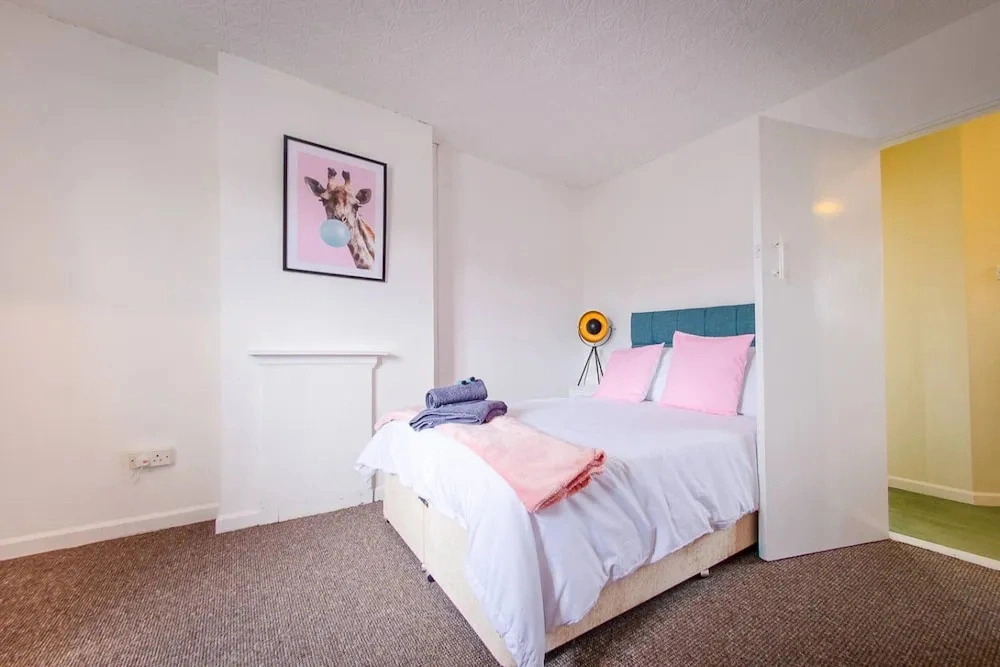4 Bed - 2 Baths 1 Walk in Shower Lots of Parking