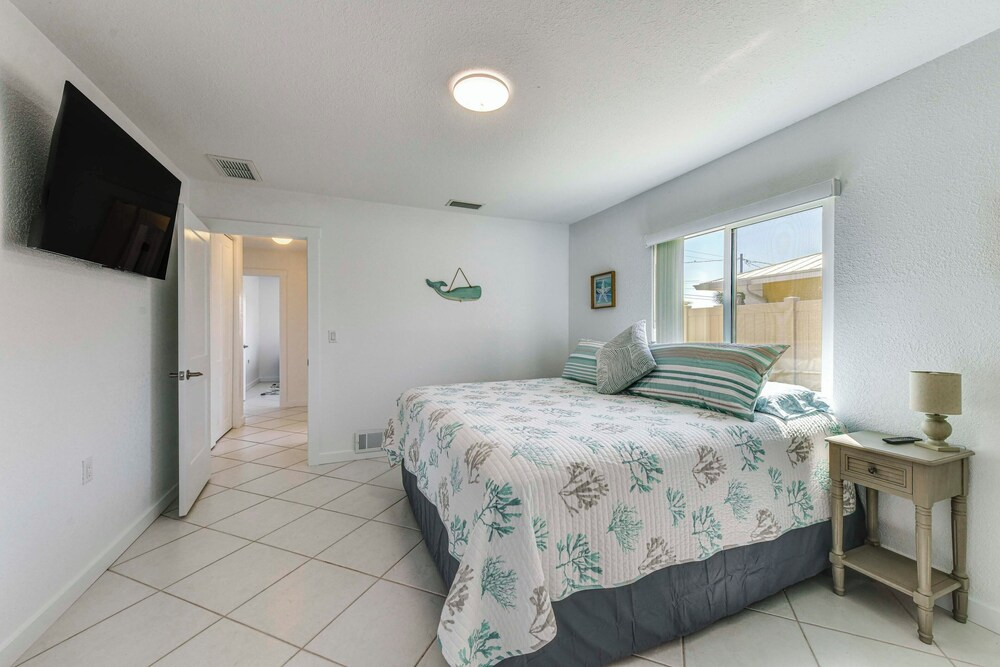 2 Mi to Englewood Beach! Home w/ Private Dock