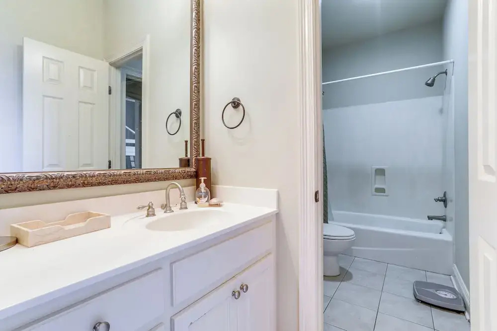 Easy Access to I-10: Family Home in Prairieville!