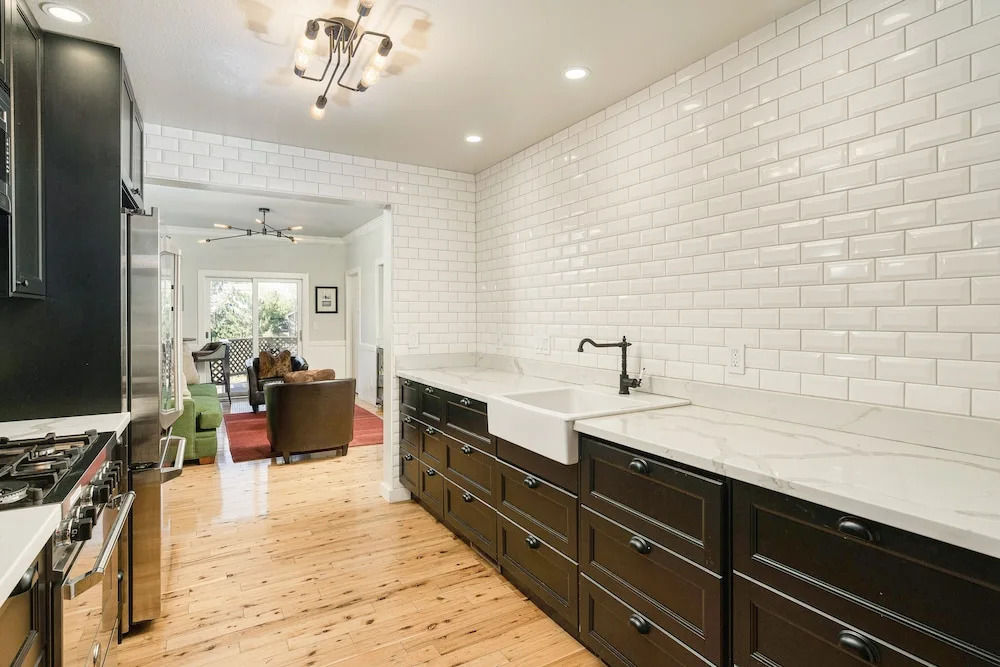 Luxe & Spacious Riverfront , Steps To Downtown 5 Bedroom Home