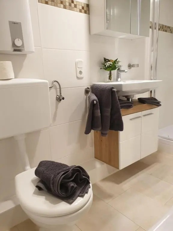 Neu Gemütliche Ferienhaus mit 3 Ferienwohnungen "Max " , " Leonore " und "Beatrice"
