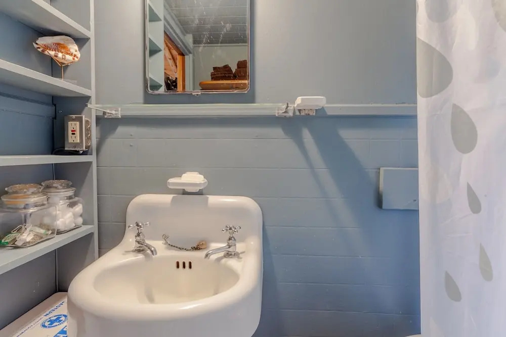 Chic Boothbay Harbor Studio Cabin by RedAwning