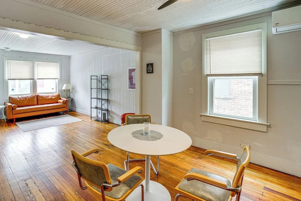 Walk to Everything! Dtwn Hudson Apartment