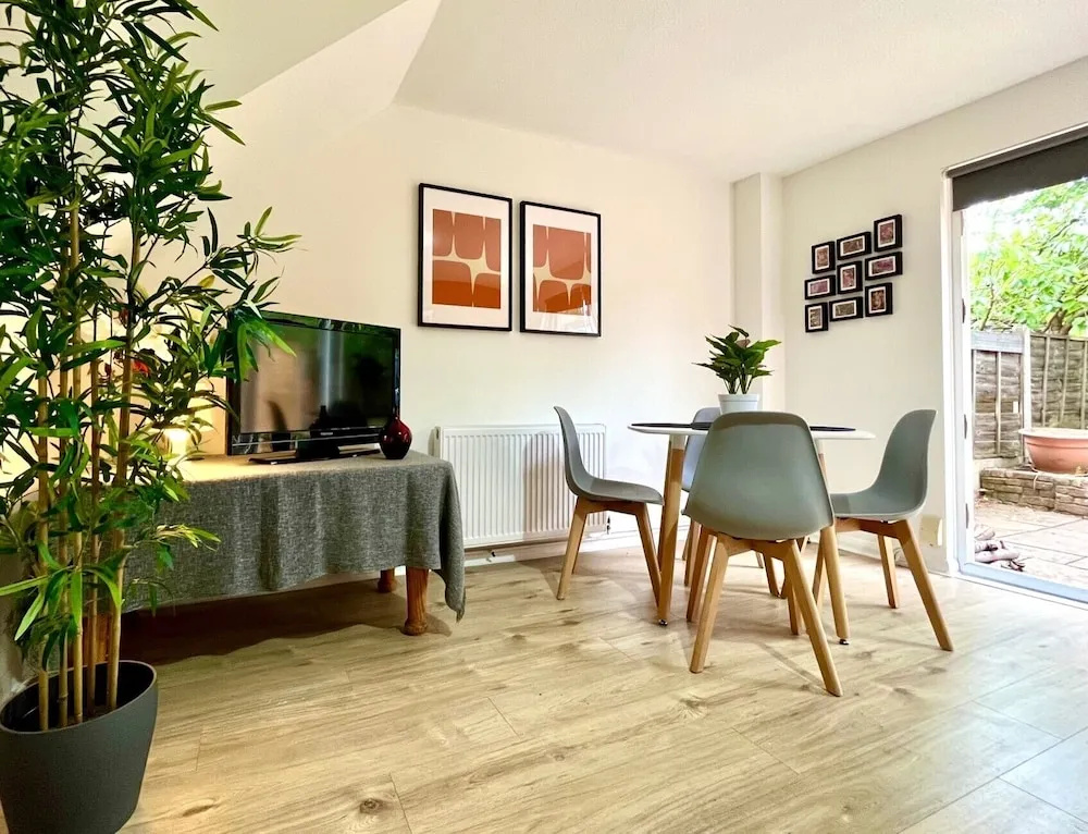 Charming Home Near Gatwick Airport