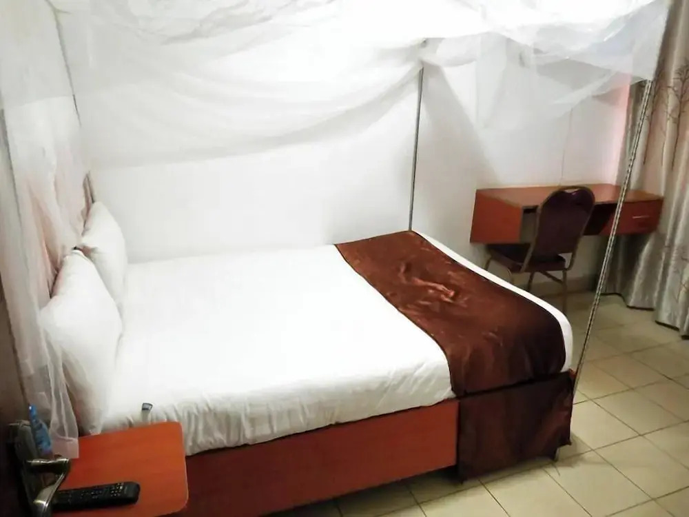 Kim's Breeze Hotel Ltd and Choma Zone