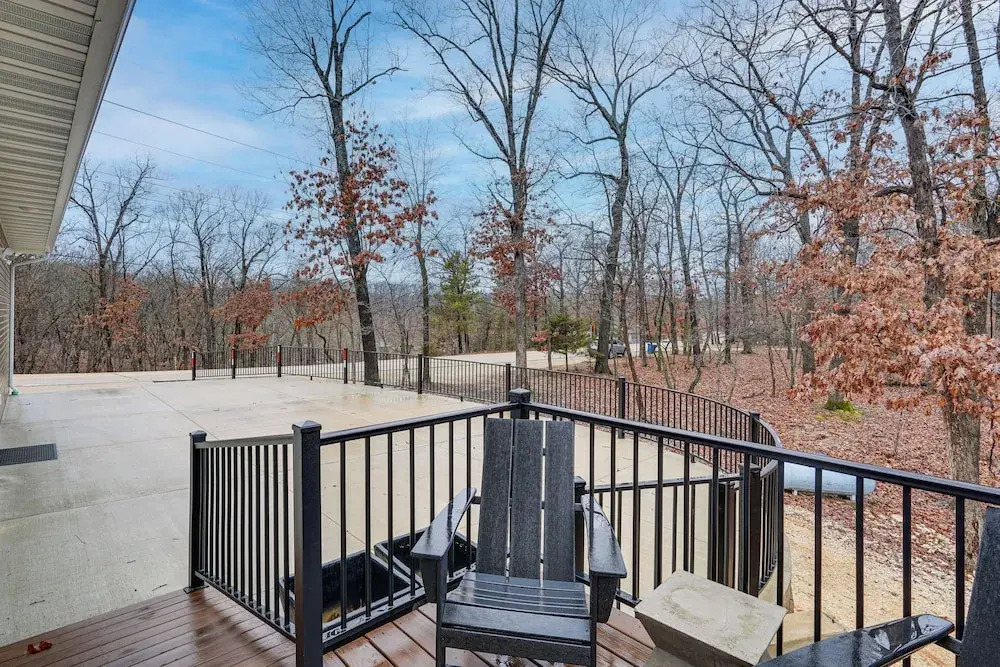 Lake Ozark Apartment w/ Balcony < 1 Mi to Water!