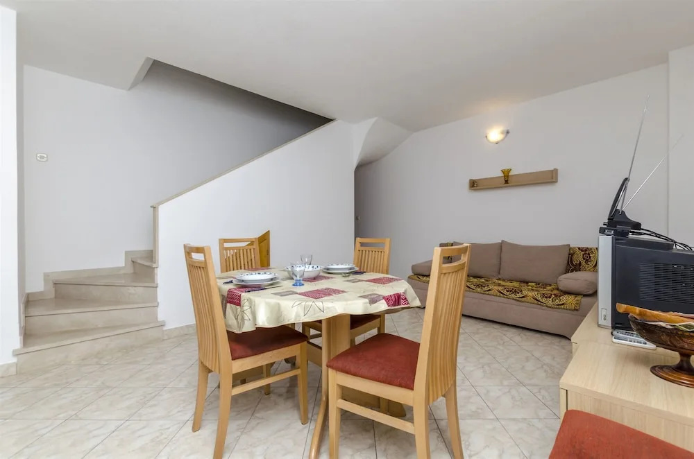 Apartments with parking space Supetar, Brac - 11278