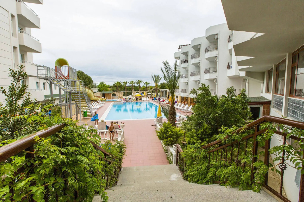 Side Resort Annex