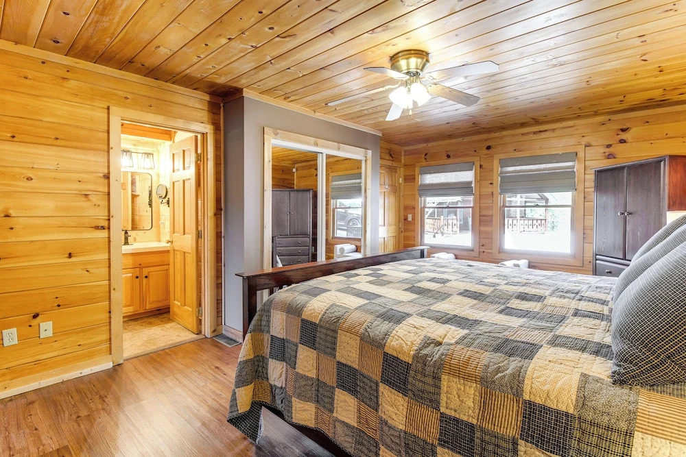 Cozy Sevierville Cabin w/ Hot Tub, Mountain Views!