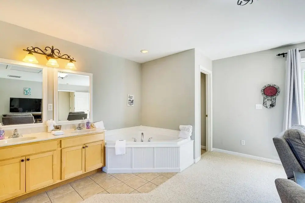 Taylorsville Lake Cottage Rental w/ Hot Tub
