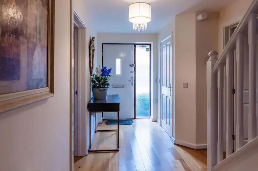 10 Guests - 5 Bedrooms - Free Parking - Lux House