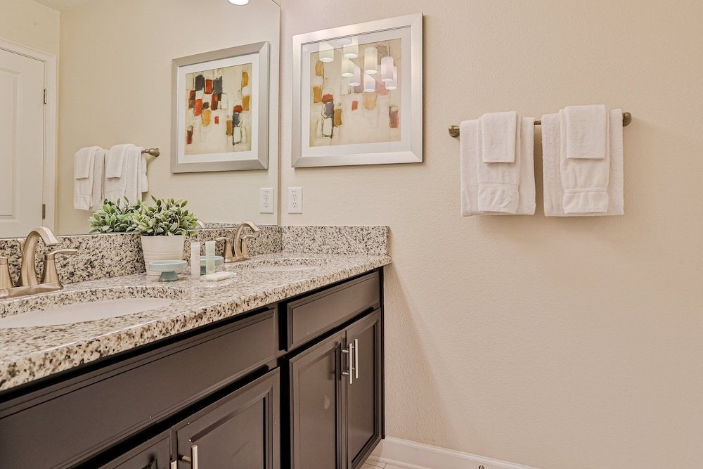 Modern Townhome With Private Pool, hot Tub, Central AC, and Private Washer/dryer