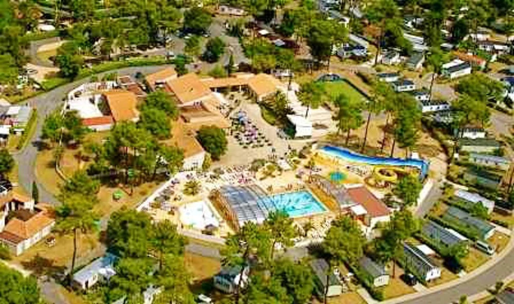Bungalow with 4 Bedrooms in la Tremblade, with Pool Access And Furnished Terrace - 1 Km From the Beach