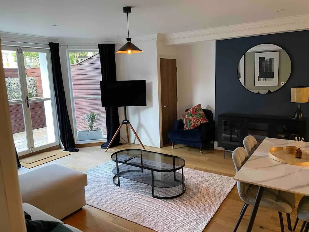 Stunning Apartment by The Leas, West End
