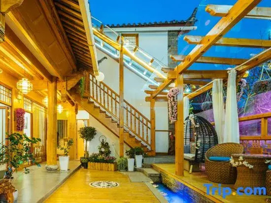 Midnight encounter with a Chinese courtyard (Lijiang Old Town Store)