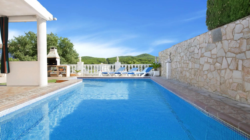Montse in Tordera with 4 bedrooms and 2 bathrooms