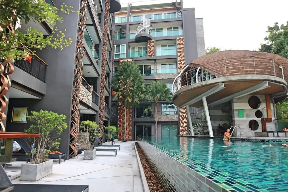 Emerald 215 - Studio With Balcony and Shared Pool