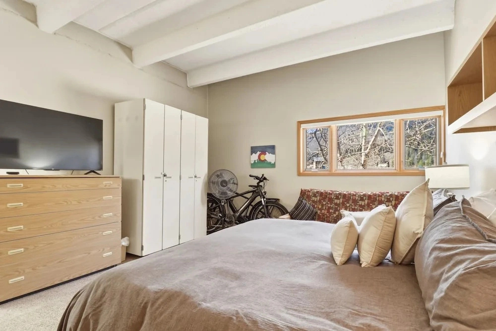 She305 Summit House East 1 Bedroom Condo