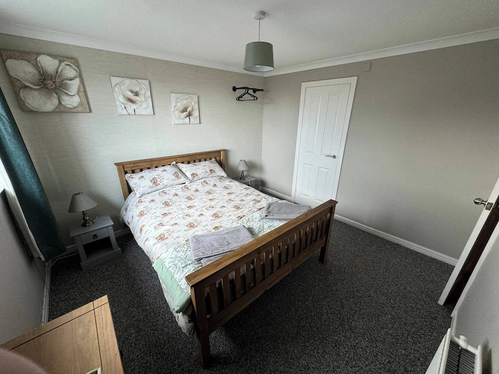 Spacious Luxury House Sleeps 8 Adults