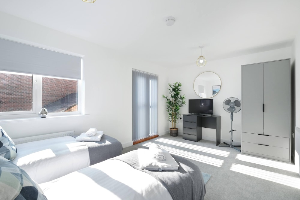 Luxaura 5 Bedroom 3 Bath Service House w/ Parking