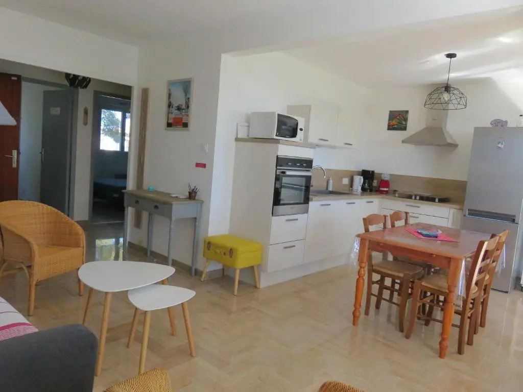 Grand T2 vue mer calme climatisé 500 m village et plage parking gratuit
