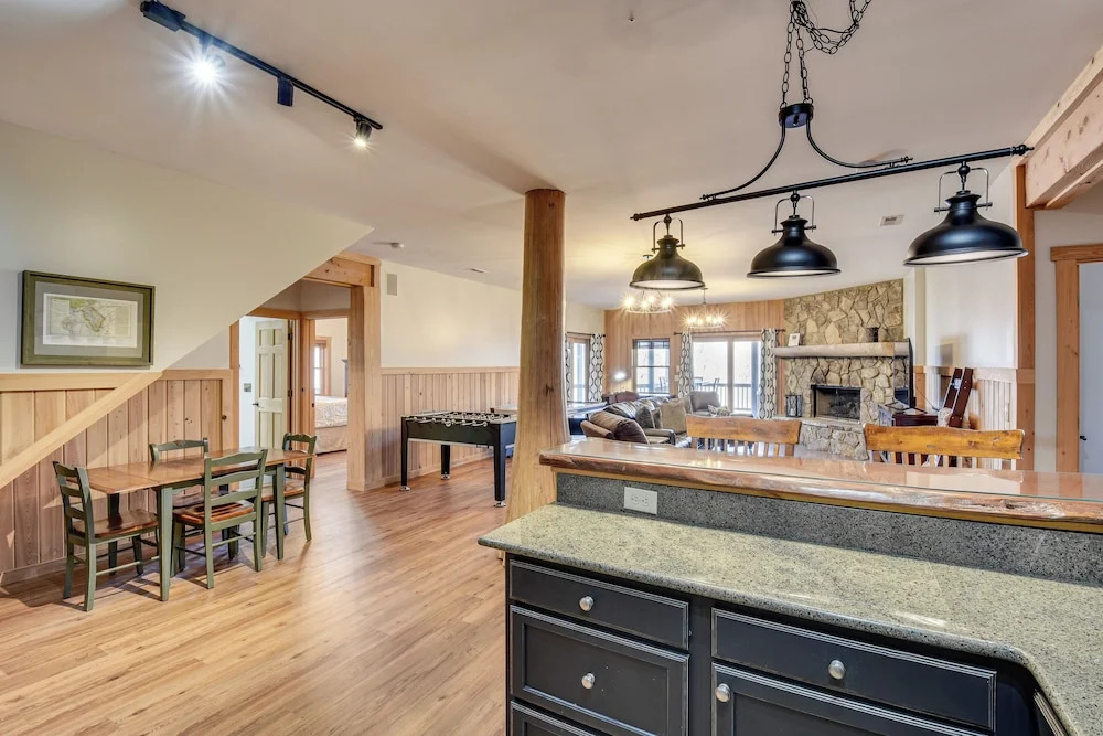 Wooded Cabin: Mtn Views, Hot Tub & 2 Decks!