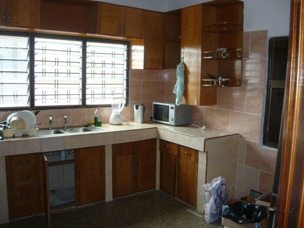 3 Bed House Sleeps 6 - Parking, Wifi, Generator