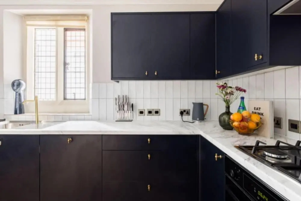 The Woking Wonder - Captivating 3BDR Flat with Parking