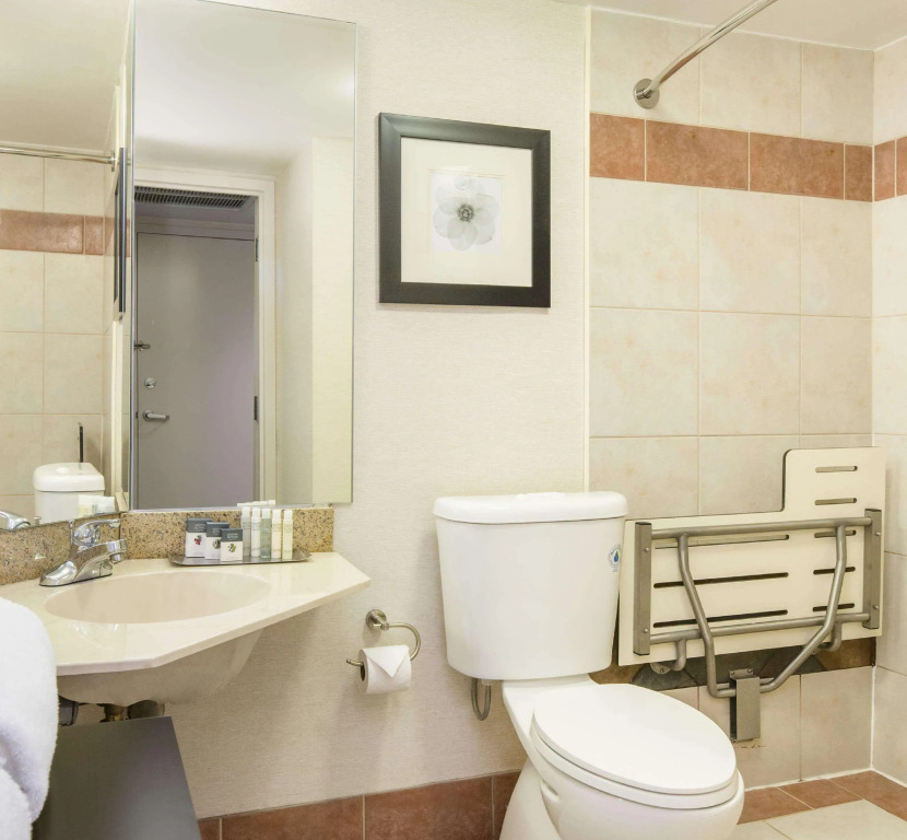 DoubleTree by Hilton Hotel Raleigh Brownstone University