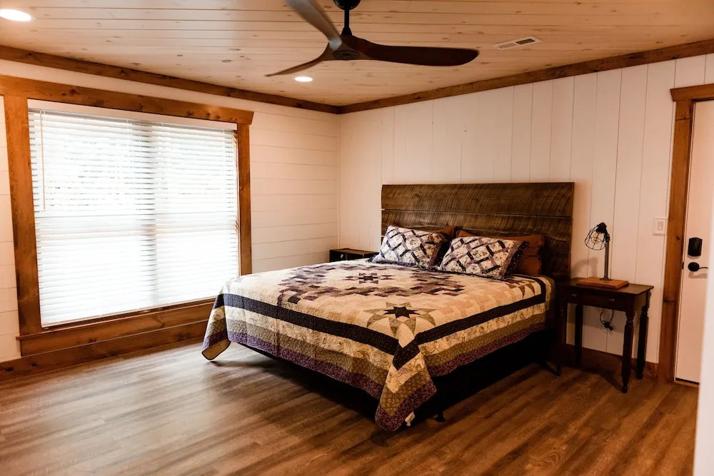 Bigfoots Retreat 2 Bedroom Chalet by RedAwning