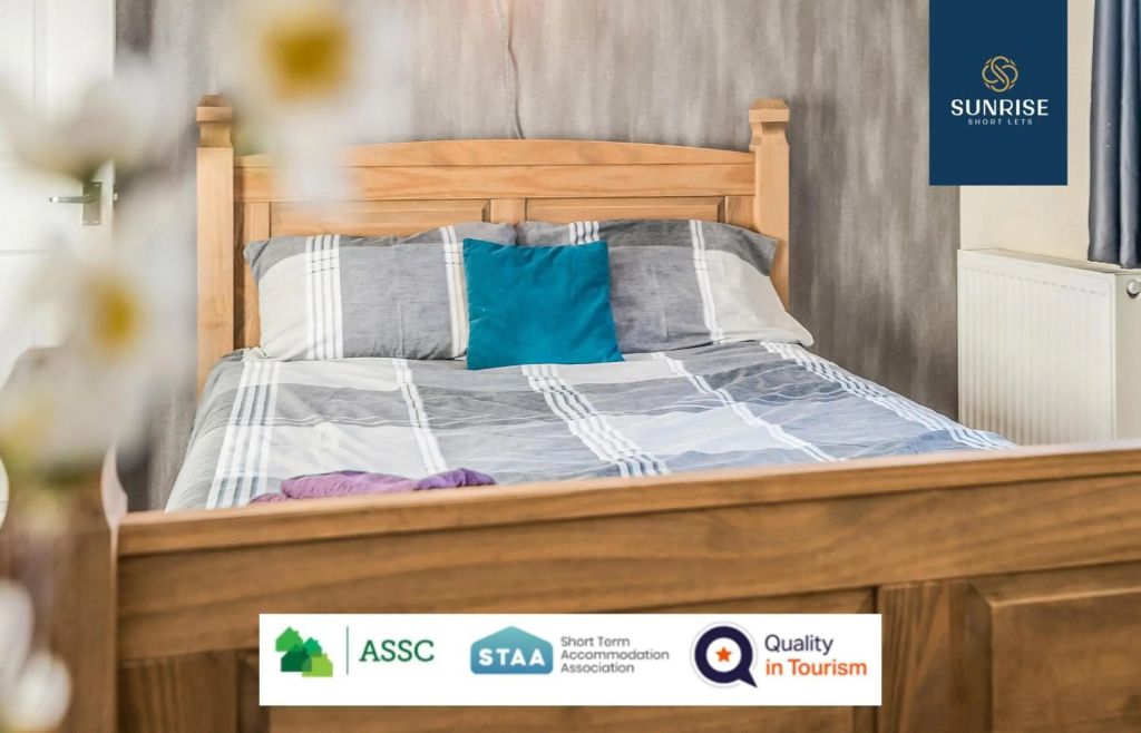THE LAW, Great Contractor Accommodation, 4 Rooms with TVs, Central, Free Parking, WiFi, Self-catering for Families, Tourists, Relocation, Groups, Long Stays Welcome