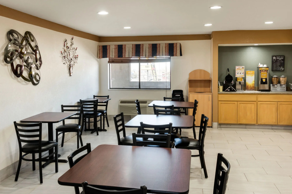 Desert Sands Inn & Suites