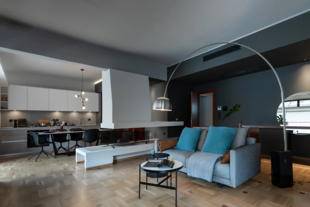 Grey and White 2BD Apartment 132m2 Free Parking
