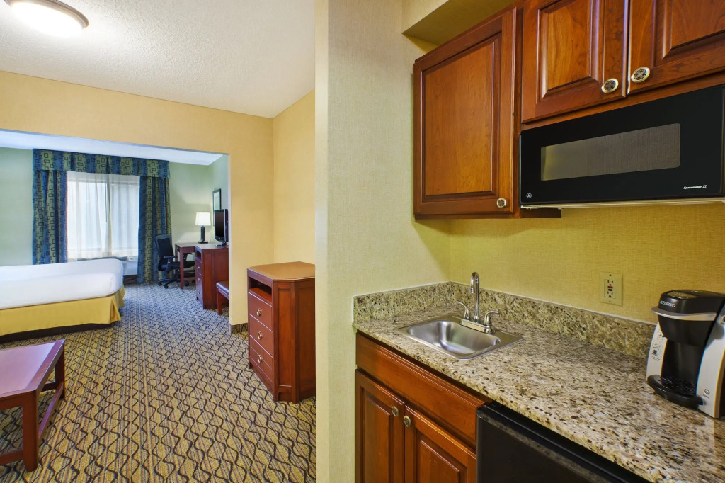 Holiday Inn Express Hotel & Suites - Belleville Area by IHG