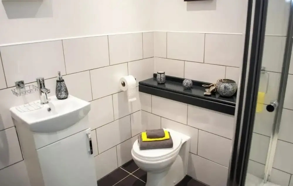 1 Bed Flat - Sleeps 2 - Parking - Balcony - Wifi