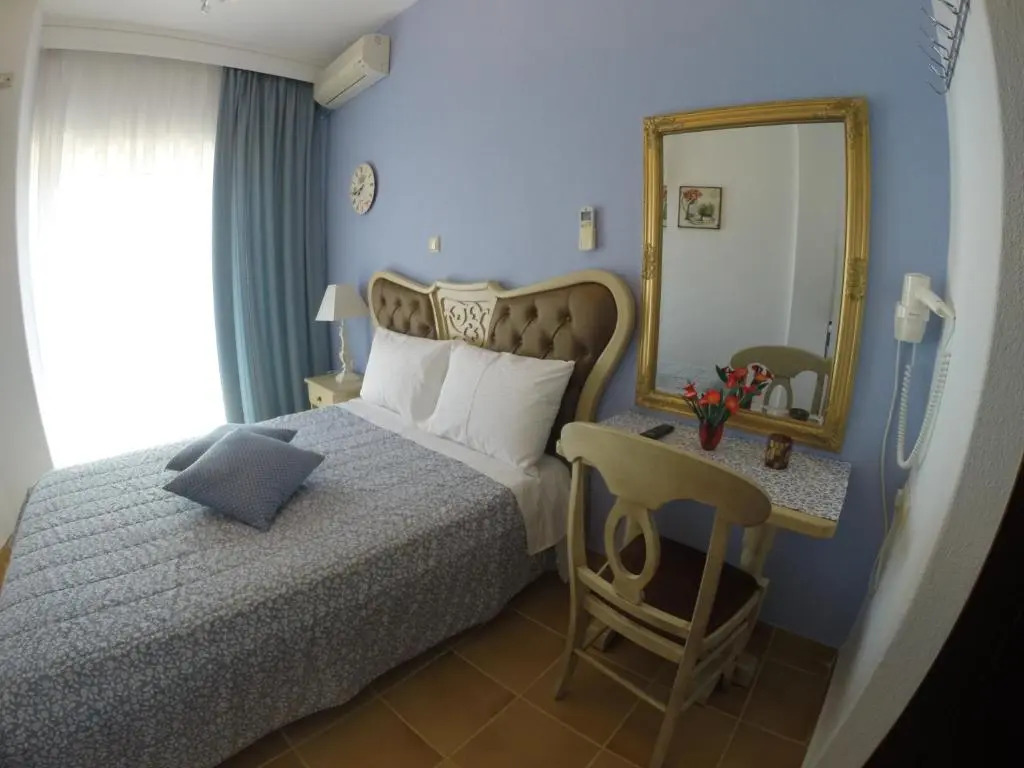 Akrotiri Hotel