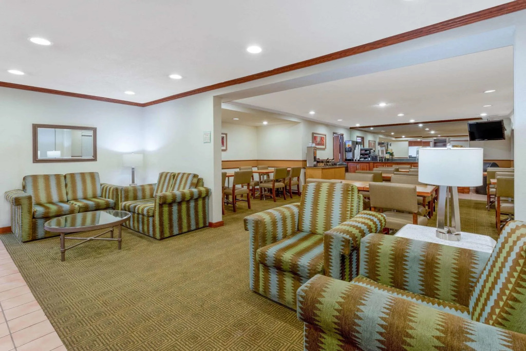 Norwood Inn & Suites By BlissPoint