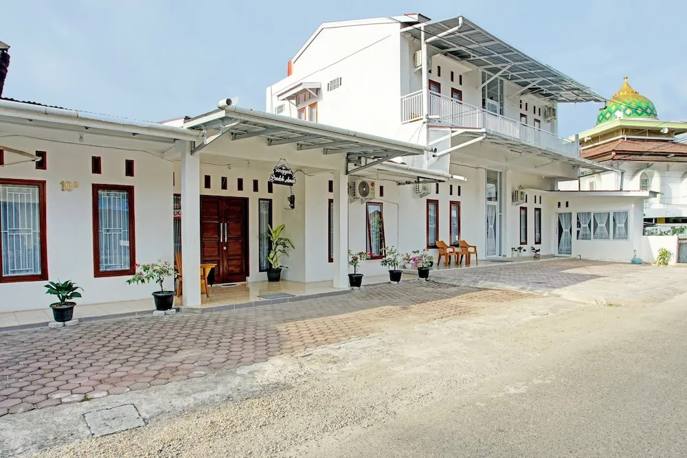 RedDoorz Syariah Near RSUP Dr M Djamil Padang