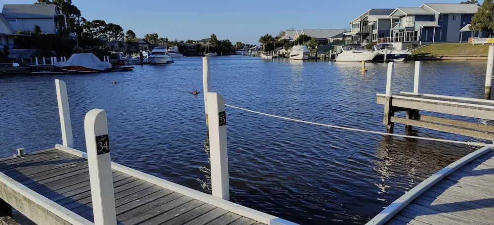 Captains Cove Resort - Waterfront Apartments