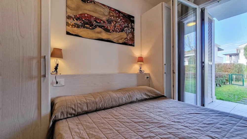 Lovely Apartment With two Fenced Gardens