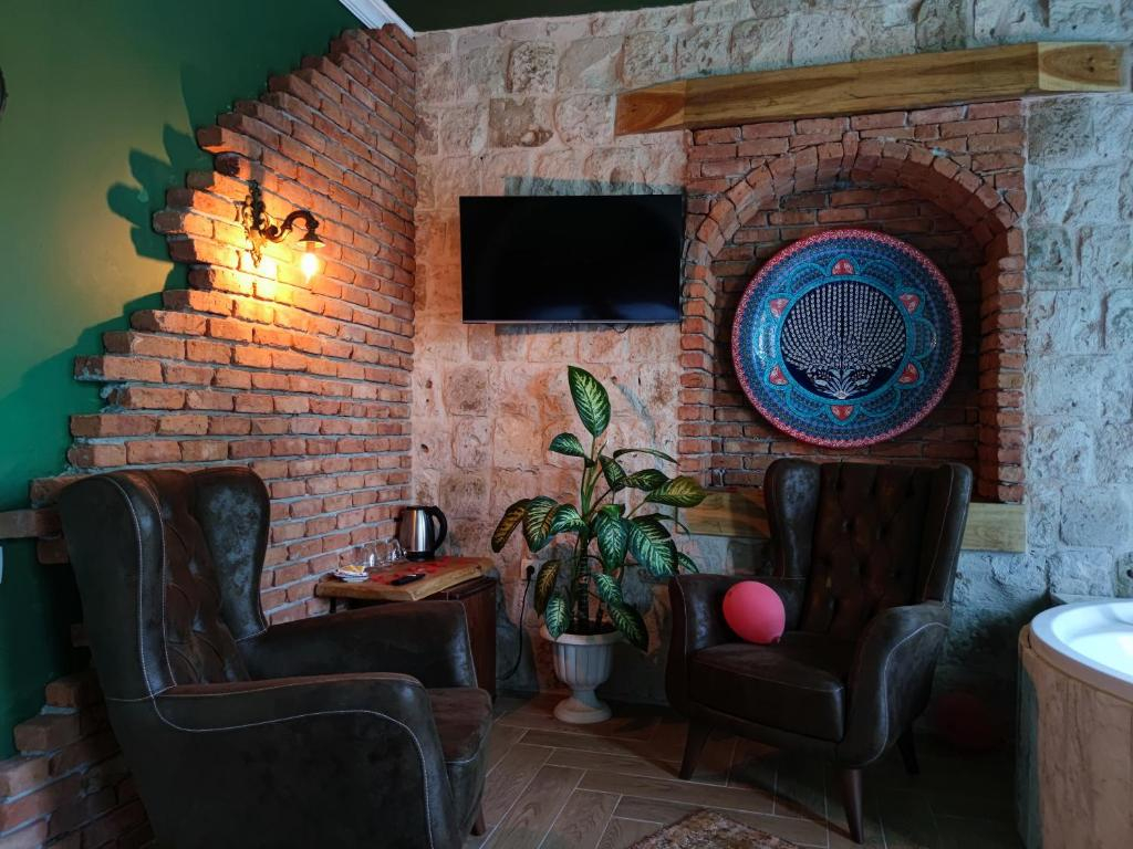 THE RED HORSE HOTEL