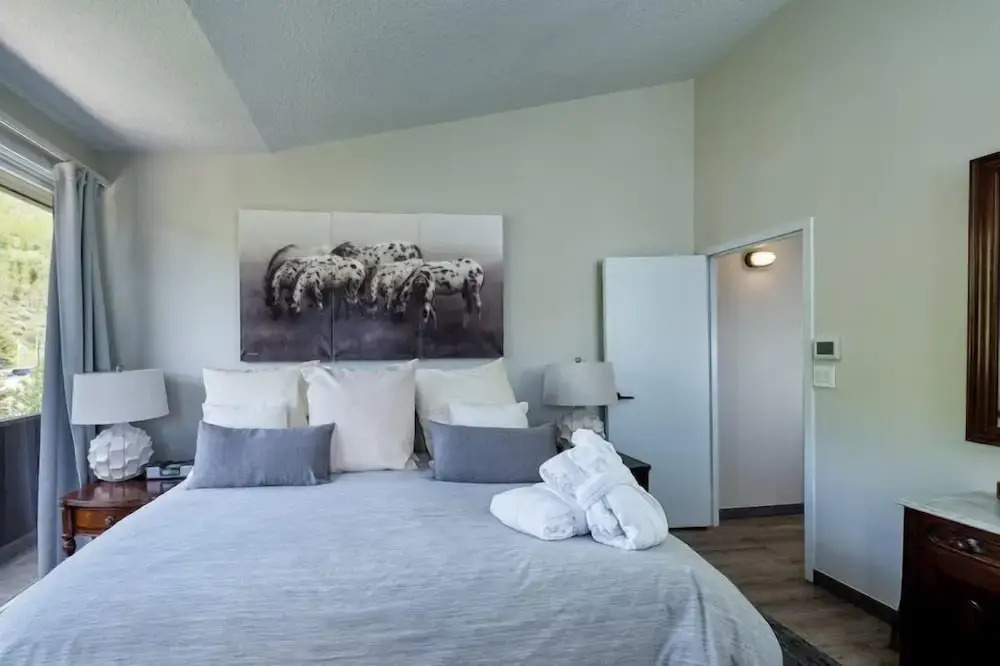 Vail Village 3 Bedroom Condo At The Covered Bridge - Pool, Hot Tub & More