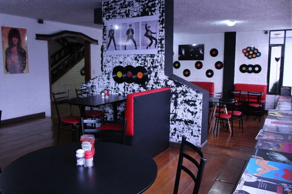 Vinilo House  Grill
