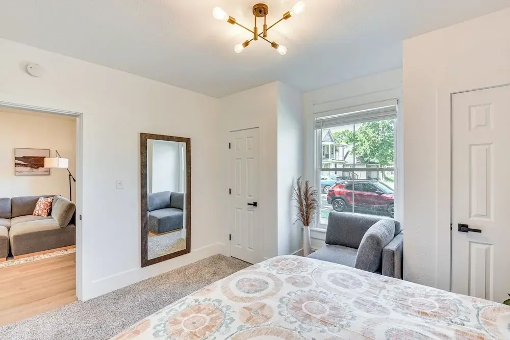 <1 Mile to Downtown South Bend: Dog-friendly!