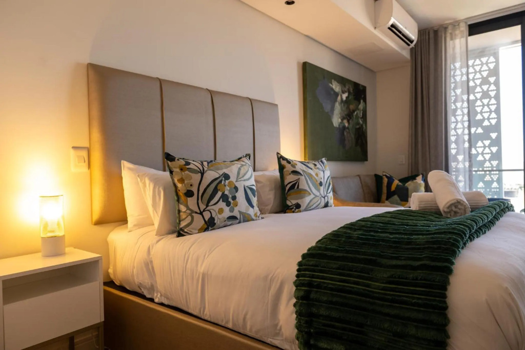 Ellipse Waterfall Executive Apartment - 612