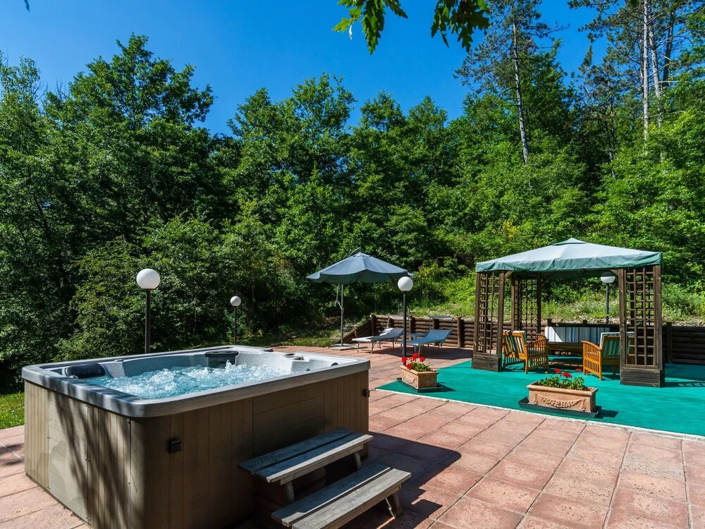 Estate With 5 Apartments, Swimming Pool, Large Garden